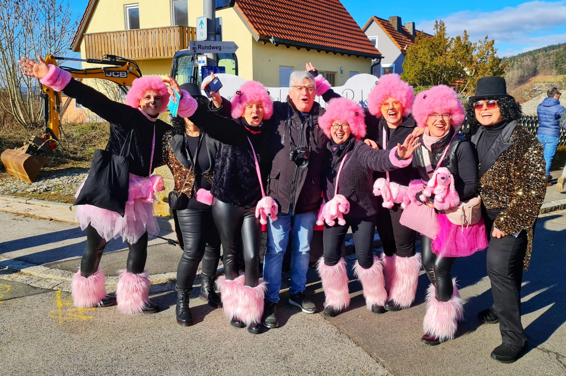 Kaiserwetter beim legendären Faschingszug in Waldeck. Die Hauptstraße ist gesäumt von vielen fröhlichen Menschen, die alle die wunderbaren Kostüme und Umzugswagen der verschiedenen Vereine und Gruppen bewundern. 