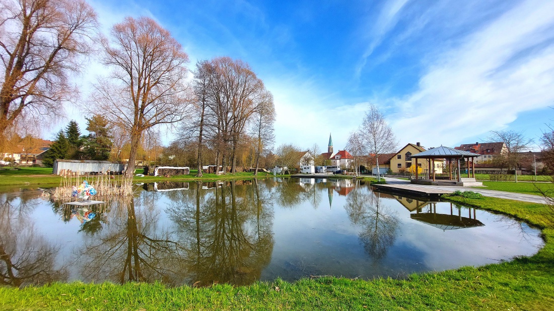 Foto: Martin Zehrer - Der Eisweiher in Kemnath.  Im Hintergrund ist die Stadtkirche zu erkennen. 