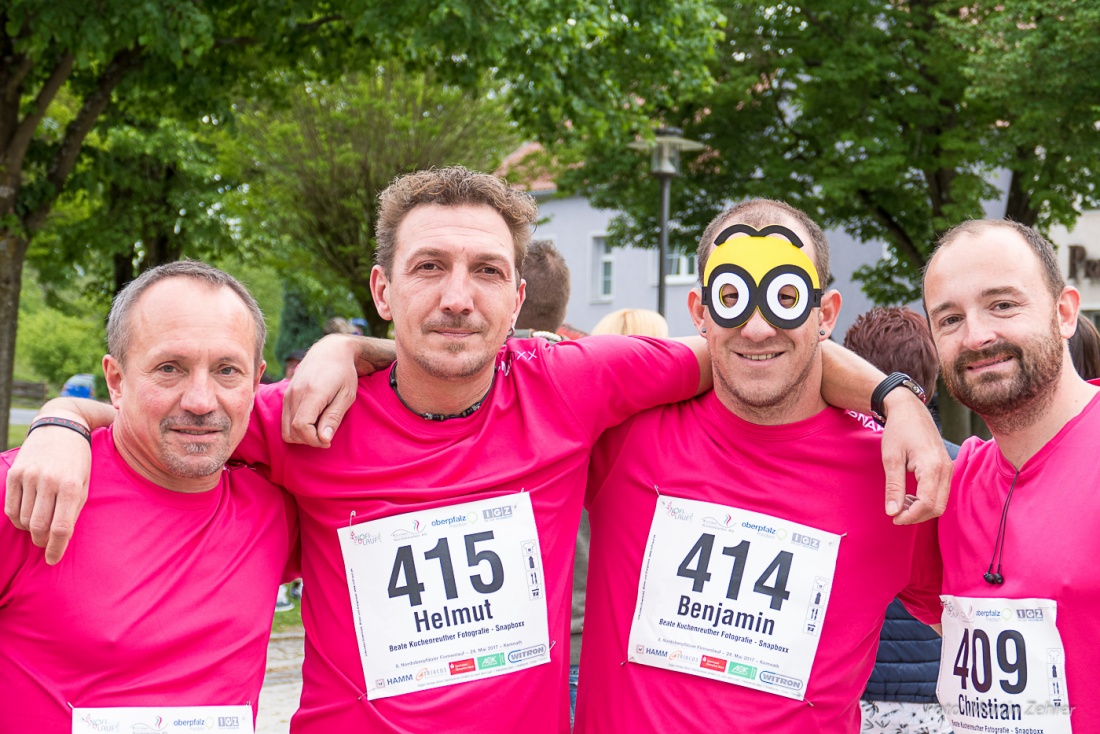 Foto: Martin Zehrer - Team!<br />
<br />
Nofi-Lauf 2017: Start am Stadtplatz und Ziel beim Siemens... 5,9 Kilometer durch Kemnath und rund herum. Mehr als 8000 Teilnehmer <br />
fanden sich in Kemnath zusamm 