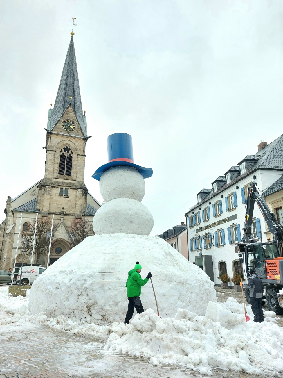 Foto: Martin Zehrer - Es ist soweit... der riesige Schneemann von Bischofsgrün steht stolz am Marktplatz.  