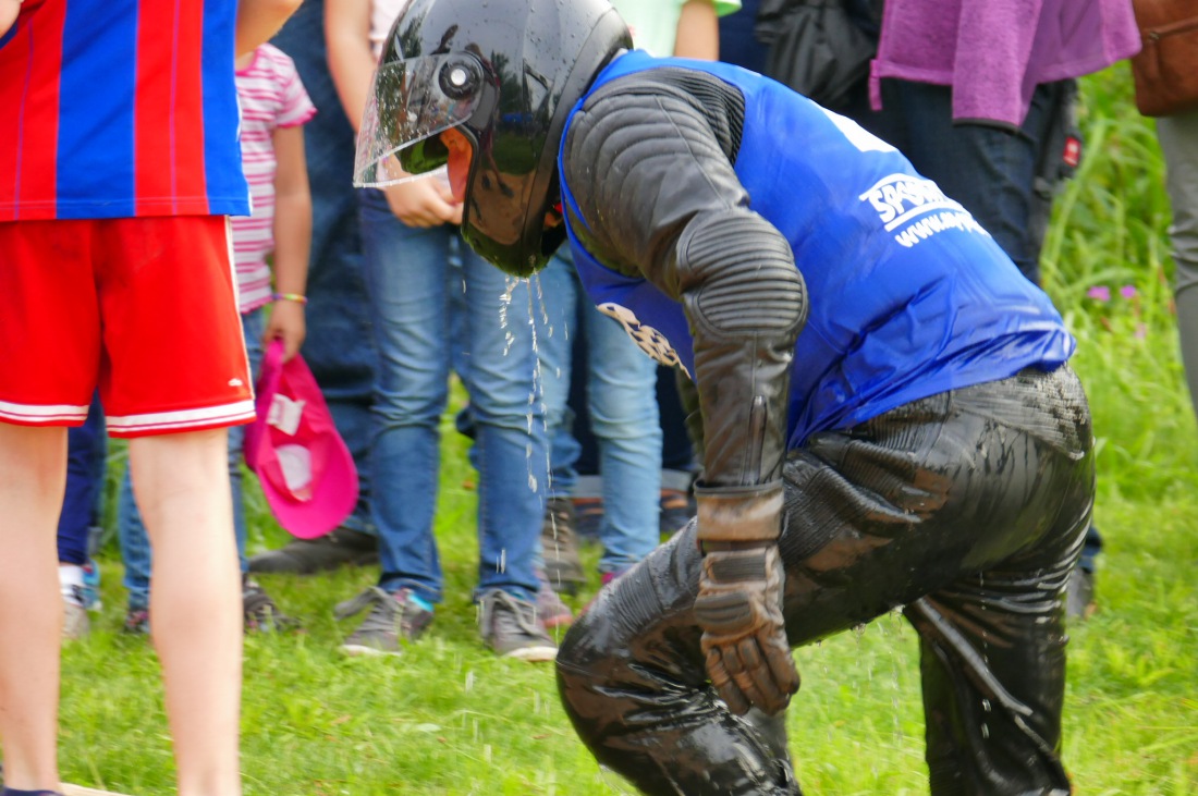 Foto: Martin Zehrer - Genial - Die legendären Bobbycar Meisterschaft in Preißach. <br />
"Den of Vice" veranstaltete heute das 3. Bobbycar-Rennen durch die Ortschaft Preißach. <br />
Zig Starter rasten  