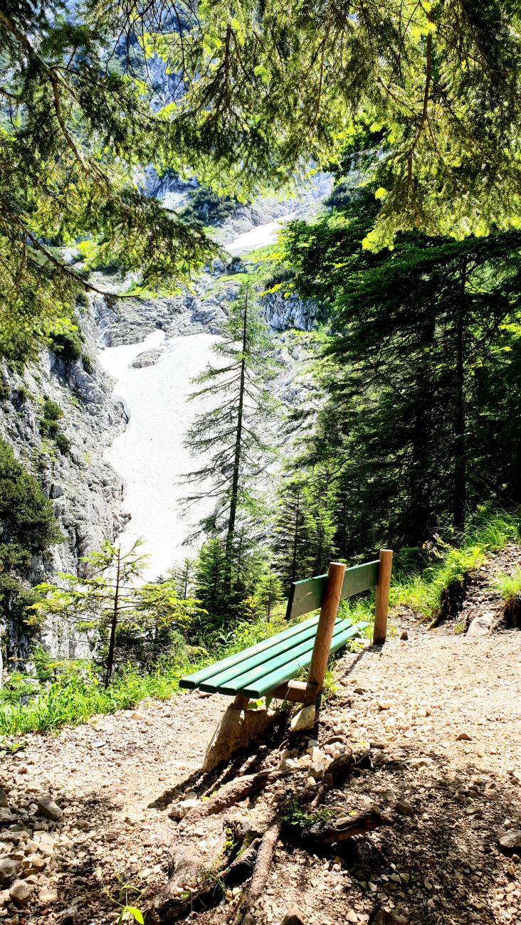 Foto: Martin Zehrer - Mitten im Sommer, am 12. Juli 2021, liegt hier, am Aufstieg zur Mittenwalder Hütte, noch Schnee. 