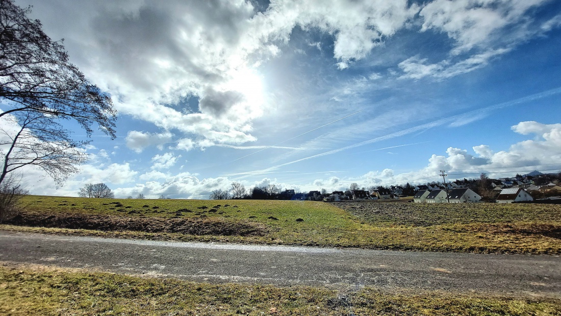 Frülingserwachen!

Am 24. Februar 2026 war das Wetter sehr frühlingshaft.
Die Temperatur lag so ca. bei +14 Grad, die Vögel pfiffen um die Wette und es lag der Duft von frisch aufgetauter Erde in der Luft.
Die Wolken wetteiferten mit der Sonne um die Vorherrschaft. 