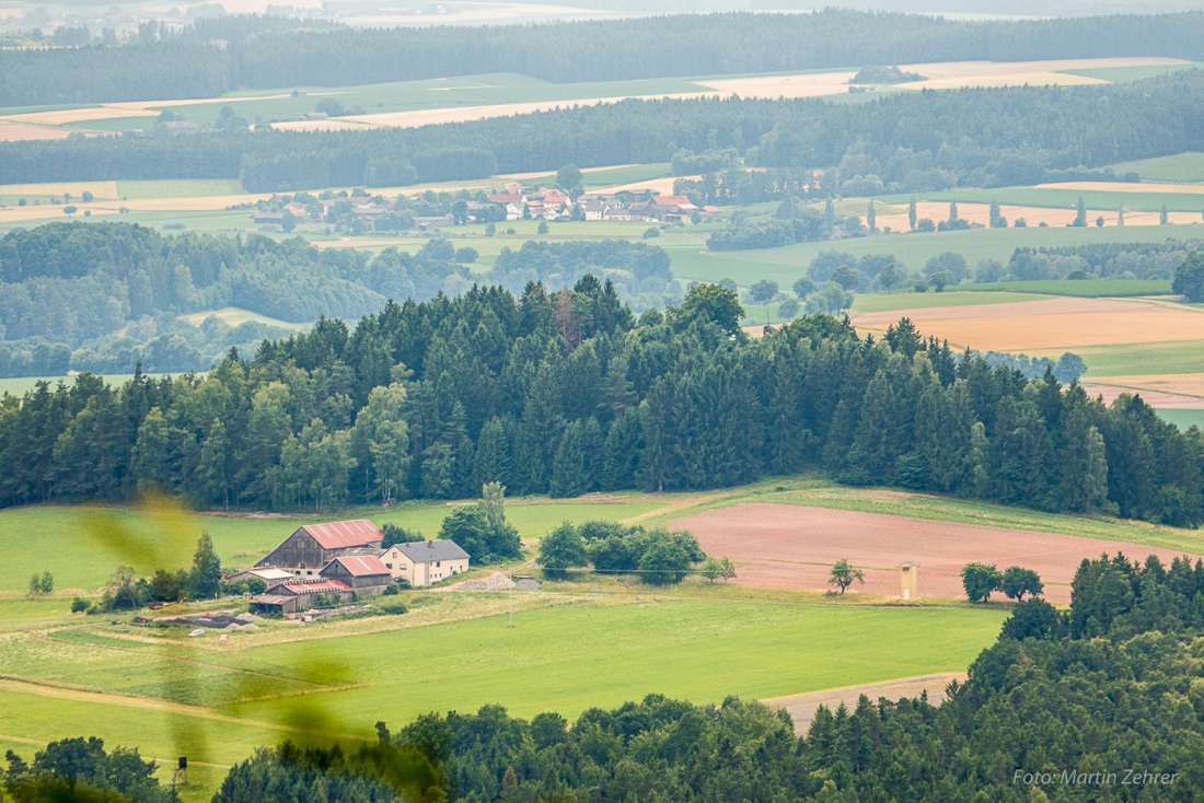 Foto: Martin Zehrer - Der Blick vom Armesberg zum Anzenstein rüber... Wer kennt die Ortschaft im Hintergrund? 