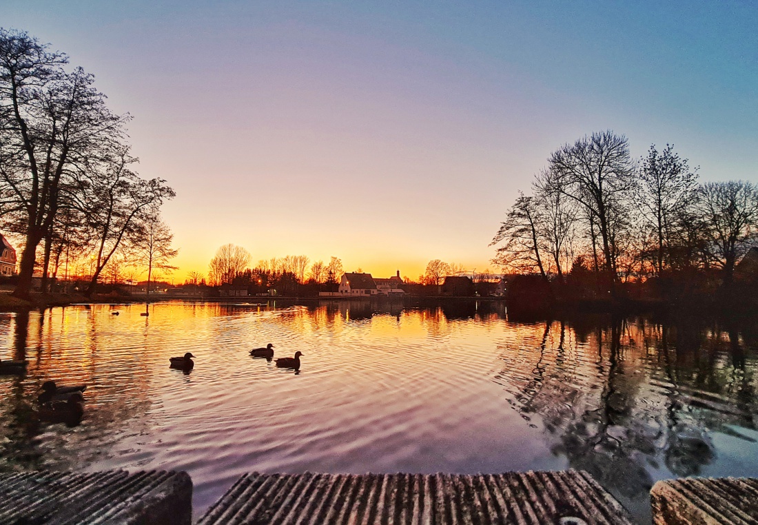 Foto: Jennifer Müller - Ein Blick vom Steg des kemnather Stadtweihers aus in Richtung des alten Brauhaus-Geländes. Heute am 05.03.2021 ging die Sonne gegen 18:30 Uhr unter. 