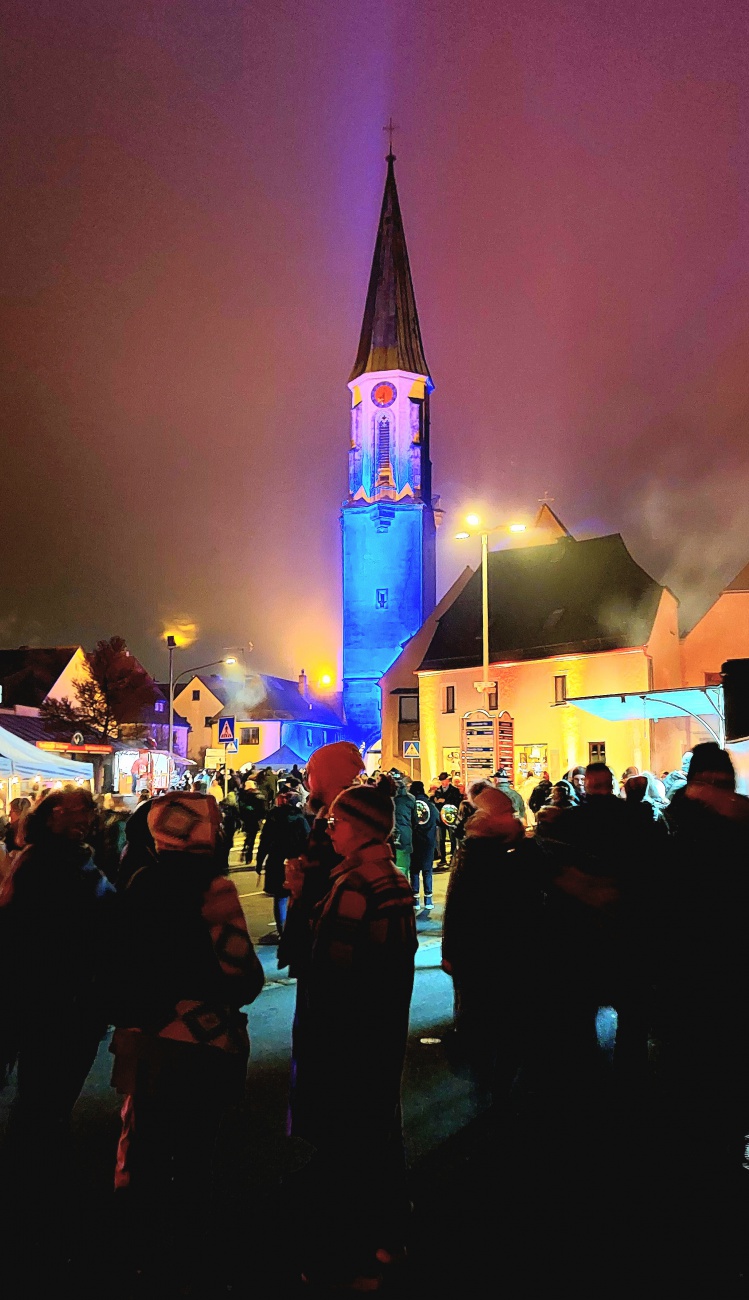 Foto: Martin Zehrer - Farbenspiel zum candlelight shopping am kemnather Kirchturm... 