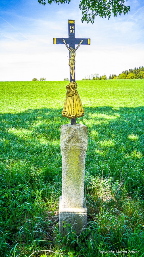 Foto: Martin Zehrer - Ein Feldkreuz am Wegesrand...<br />
<br />
<br />
Gigantische Radtour an einem gigantischen Sonntag... über Berg und Tal, durch Wald und Wiese, mit nur einem Ziel: Gänsebraten-Essen auf 