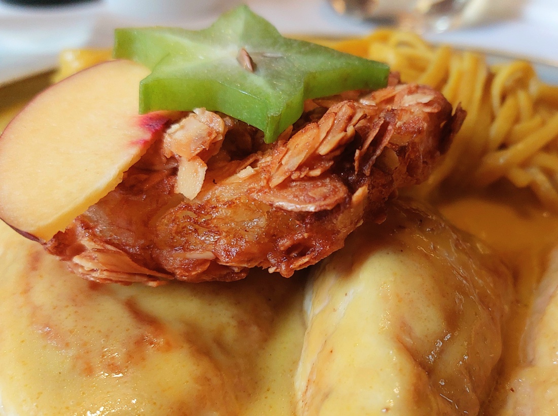 Foto: Martin Zehrer - Curry-Hühnchen mit panierter Ananas... Extra-Genuss beim Wiesend in Kulmain... :-) 