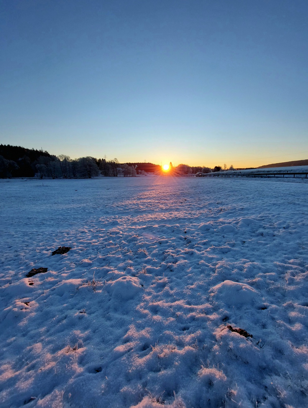 Foto: Martin Zehrer - Sonnenaufgang bei Mehlmeisel,  am 13. Dezember 2022<br />
<br />
-16 Grad Kälte und ein wunderschöner, sonniger Tag hat begonnen. 