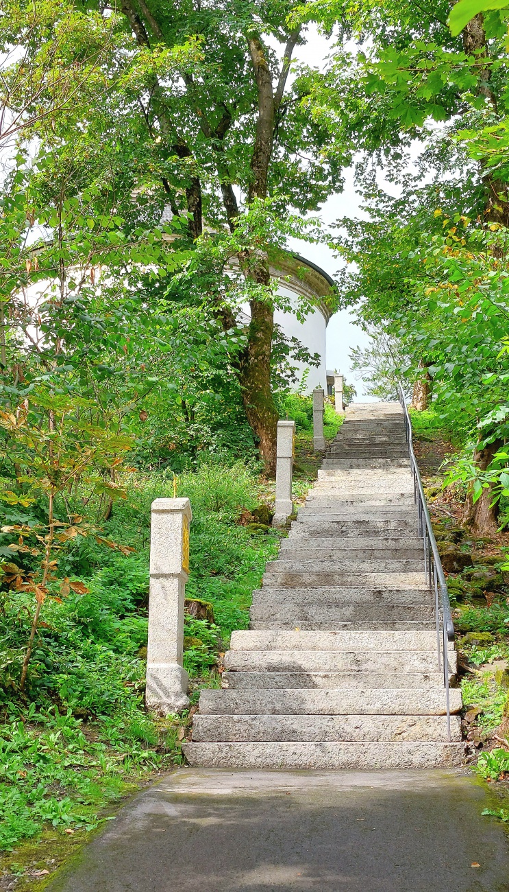 Foto: Martin Zehrer - Treppe zur Armesberg-Kirche hoch... 