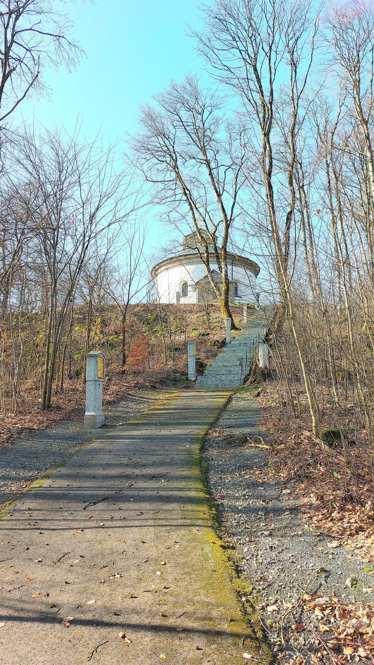 Ganz oben auf dem Armesberg zu erkennen - die rundgebaute Berg-Kirche.
Es führt eine kleine, abgesperrte Straße und ein Treppen-Aufstieg nach oben.