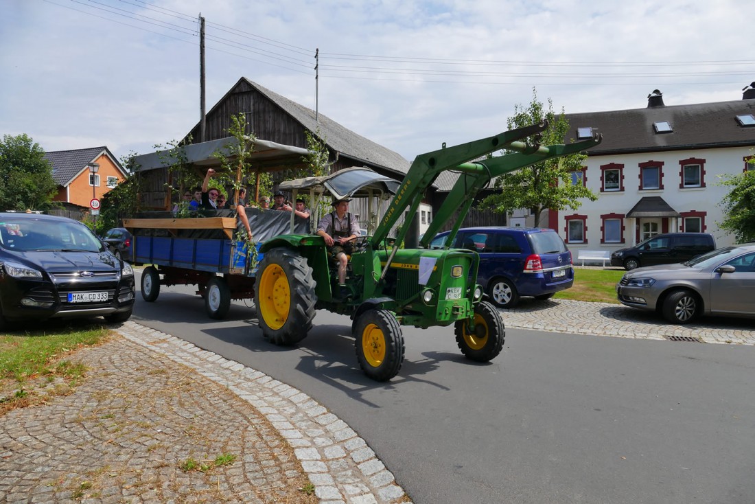 Foto: Martin Zehrer - John Deere mit Anhänger und gut gelaunten Mitfahrern. Ausfahrt durch Oberwappenöst. Die FFW-Oberwappenöst veranstaltete am 19. Juli 2015, wie jedes Jahr, ein Bulldogtreff 
