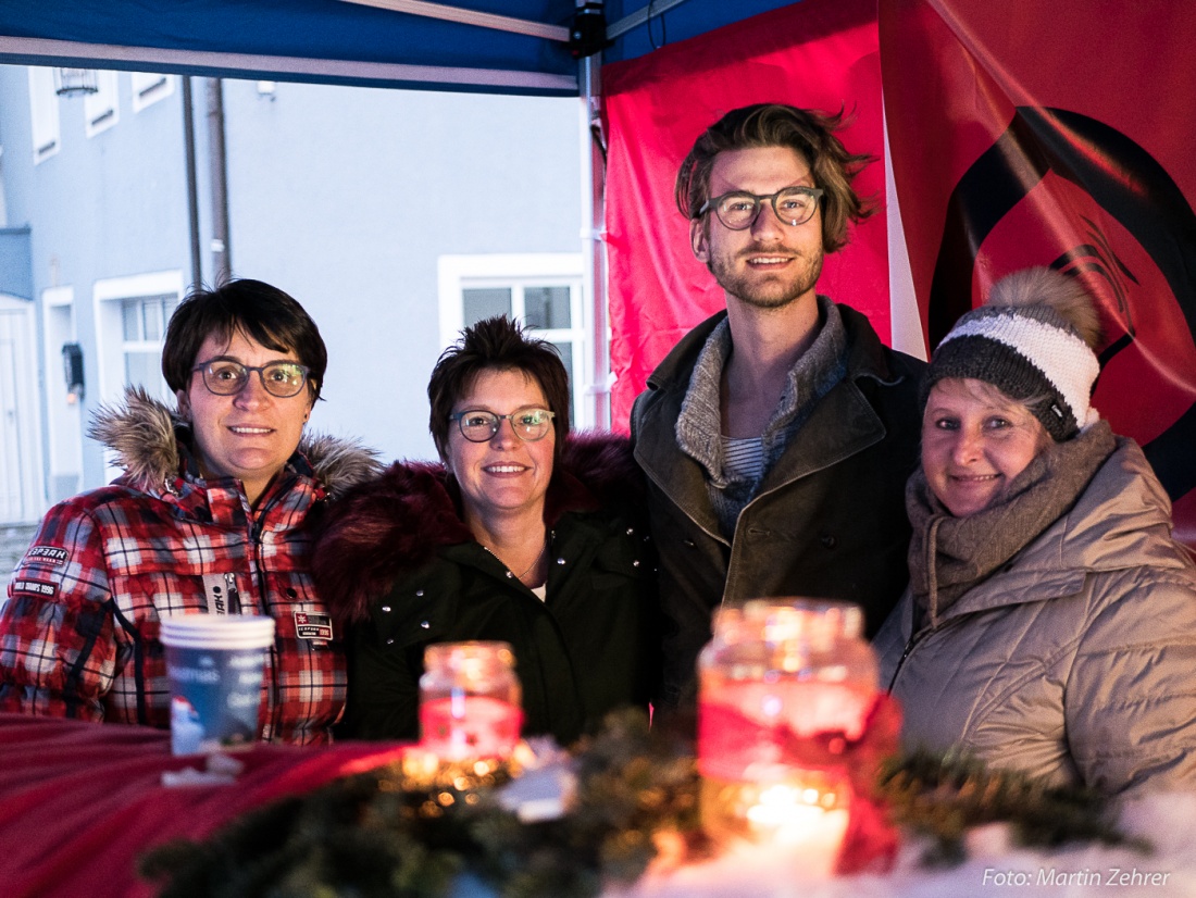 Foto: Martin Zehrer - Candle-Light-Shopping 2017 in Kemnath... Die Schippl-Mannschaft in ihrem Markt-Stand... 