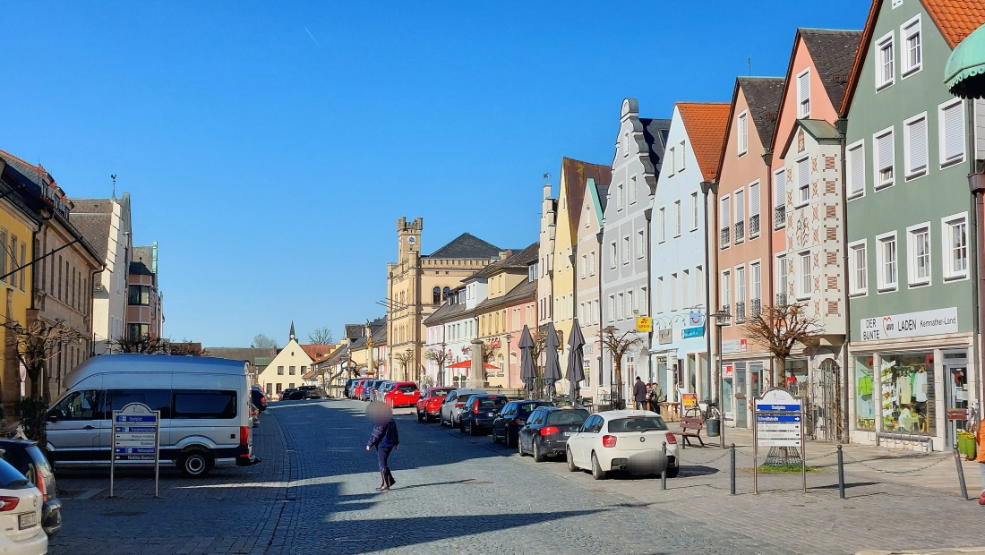 Foto: Martin Zehrer - Der historische Stadtplatz von Kemnath (PLZ 95478) fasziniert mit seinen wunderschön restaurierten, farbenfrohen Giebelhäusern, die dem Ort ein einzigartiges Flair verlei 