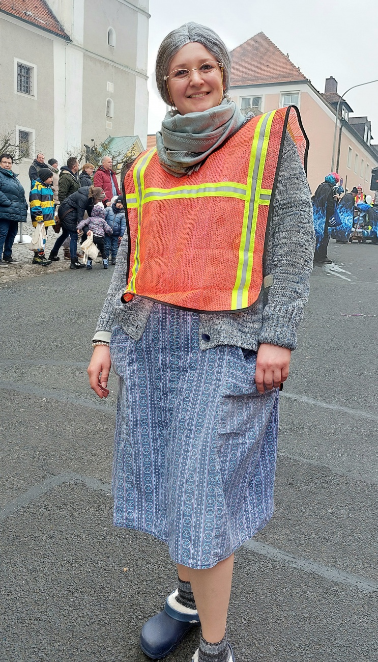 Das Bild zeigt den Faschingsumzug in Pressath 2026 mit ausgelassener Stimmung und vielen feiernden Menschen.
Auf einem festlich geschmückten Wagen feiern junge Leute bei Musik und guter Laune.
Zahlreiche Besucher in bunten Kostümen säumen die Straßen und genießen das Spektakel.
Seifenblasen, Farben und fröhliche Gesichter prägen das lebendige Bild des Faschings.
Der Fasching in Pressath verbindet Gemeinschaft, Tradition und pure Lebensfreude.