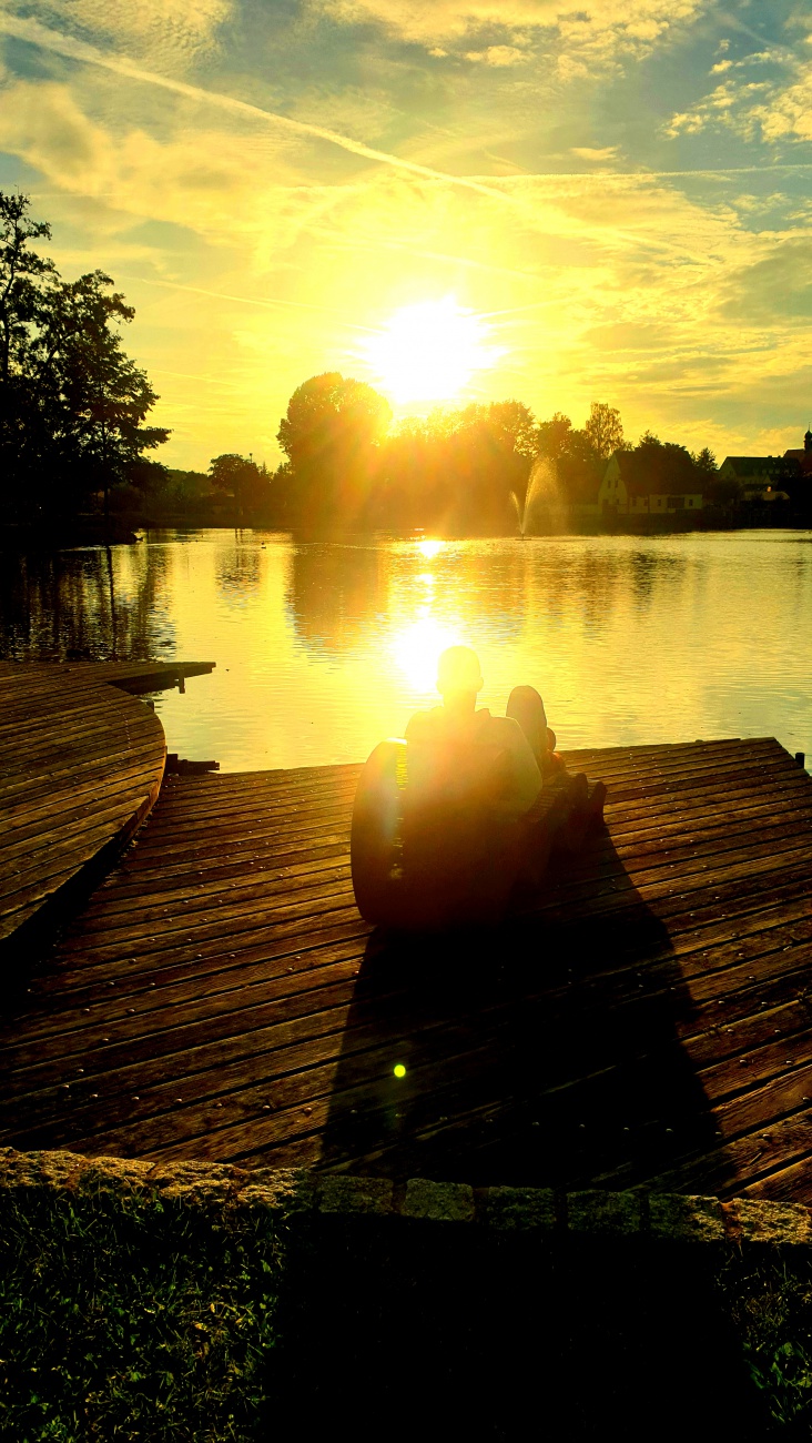 Foto: Martin Zehrer - Entschleunigt: Feierabend-Sonne am Kemnather Stadtweiher...  