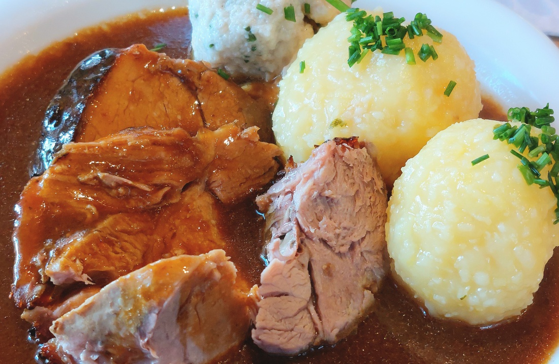 Richtig guter Schweinebraten für den großen Hunger... 
Gibts im Mesnerhaus auf dem  Armesberg.