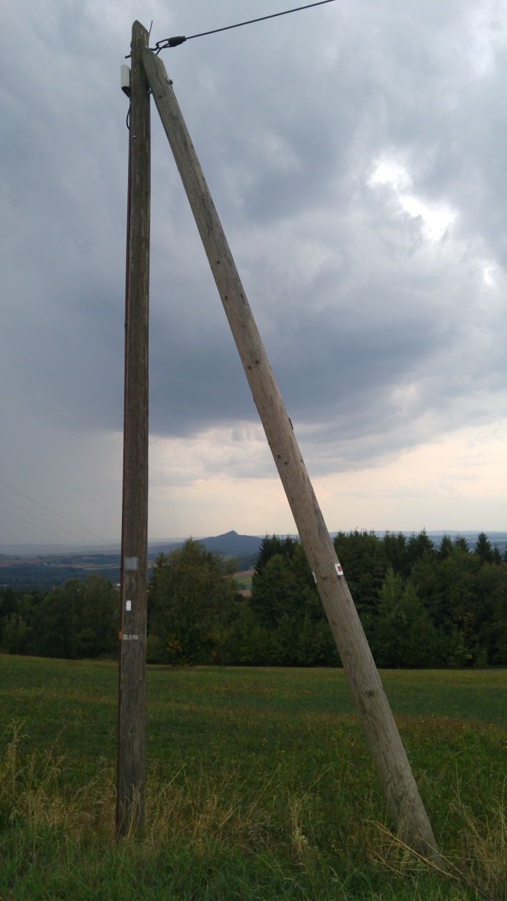 Foto: Martin Zehrer - Zwischen den Telefonmasten... Das Naturwunder Rauher Kulm bei Neustadt von der Godaser Höhe aus erblickt... 