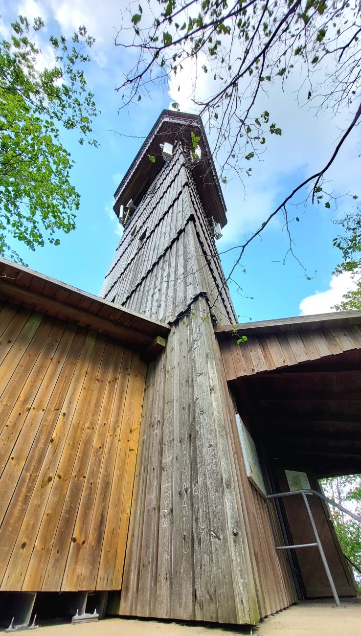 Foto: Martin Zehrer - Der Aussichts-Turm oben auf dem Vulkan-Kegel Rauher Kulm...<br />
Dort oben ist die Aussicht genial!!! 