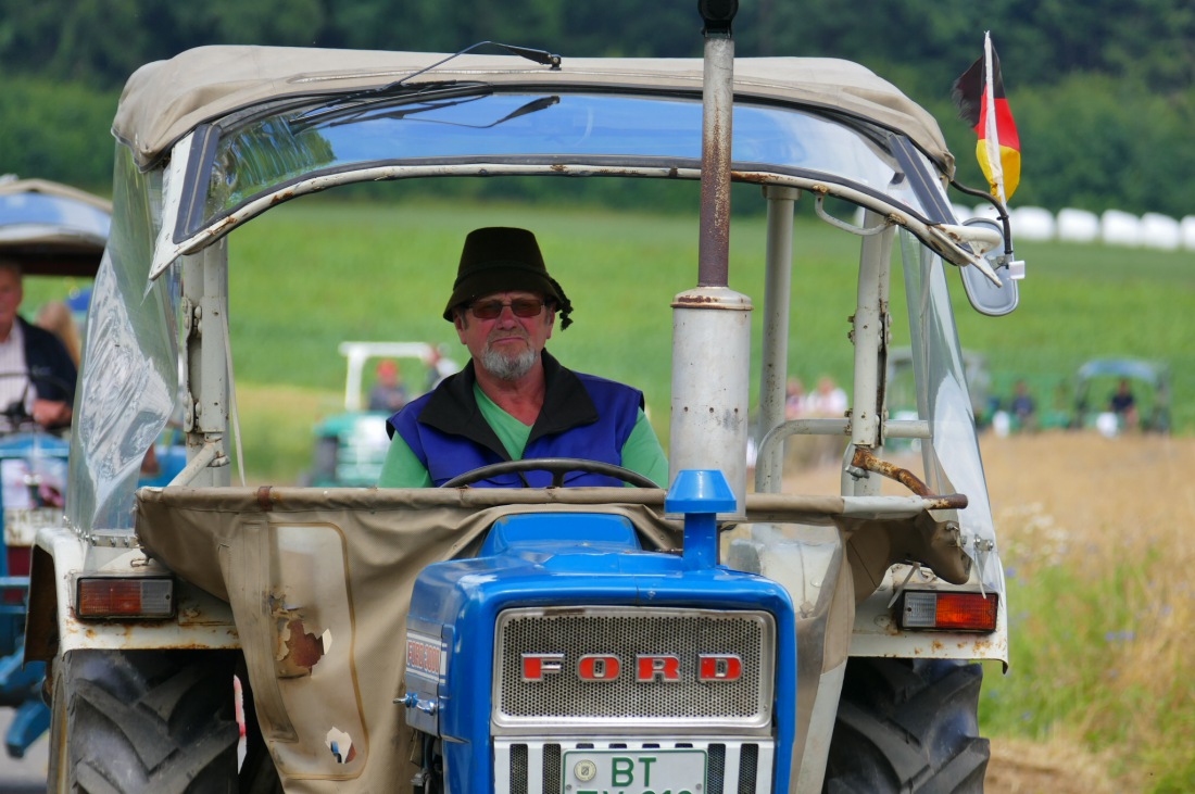 Foto: Martin Zehrer - Traktortreffen 2016 in Oberwappenöst<br />
Trotz Regen am Vormittag kamen an diesem Sonntag ca. 120 Oldtimer-Bulldogs und unzählige Besucher. Zum Mittag hin klarte das Wetter  