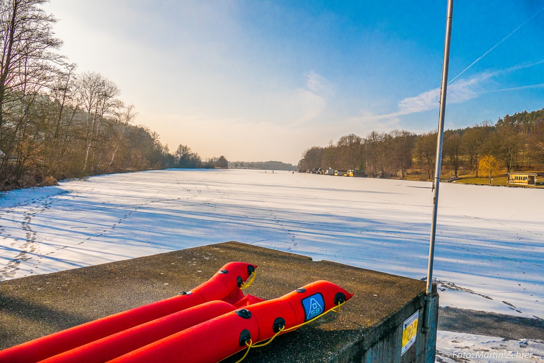 Foto: Martin Zehrer - Der Rußweiher in Eschenbach am 5. März 2018. Im Vordergrund sieht man den Rettungsschlitten liegen, der durch die Wasserwacht zum Einsatz kommt, wenn eine Person ins Eis  