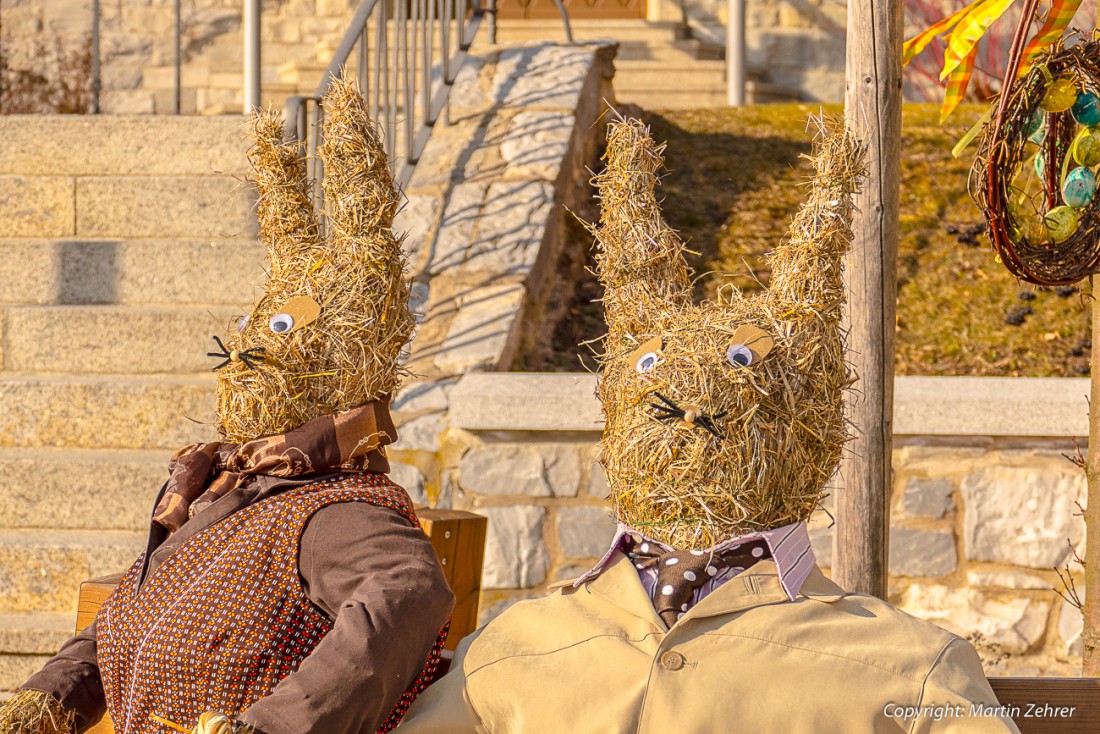 Foto: Martin Zehrer - Osterhase und Osterhäsin sitzen am neusorger Osterbrunnen 