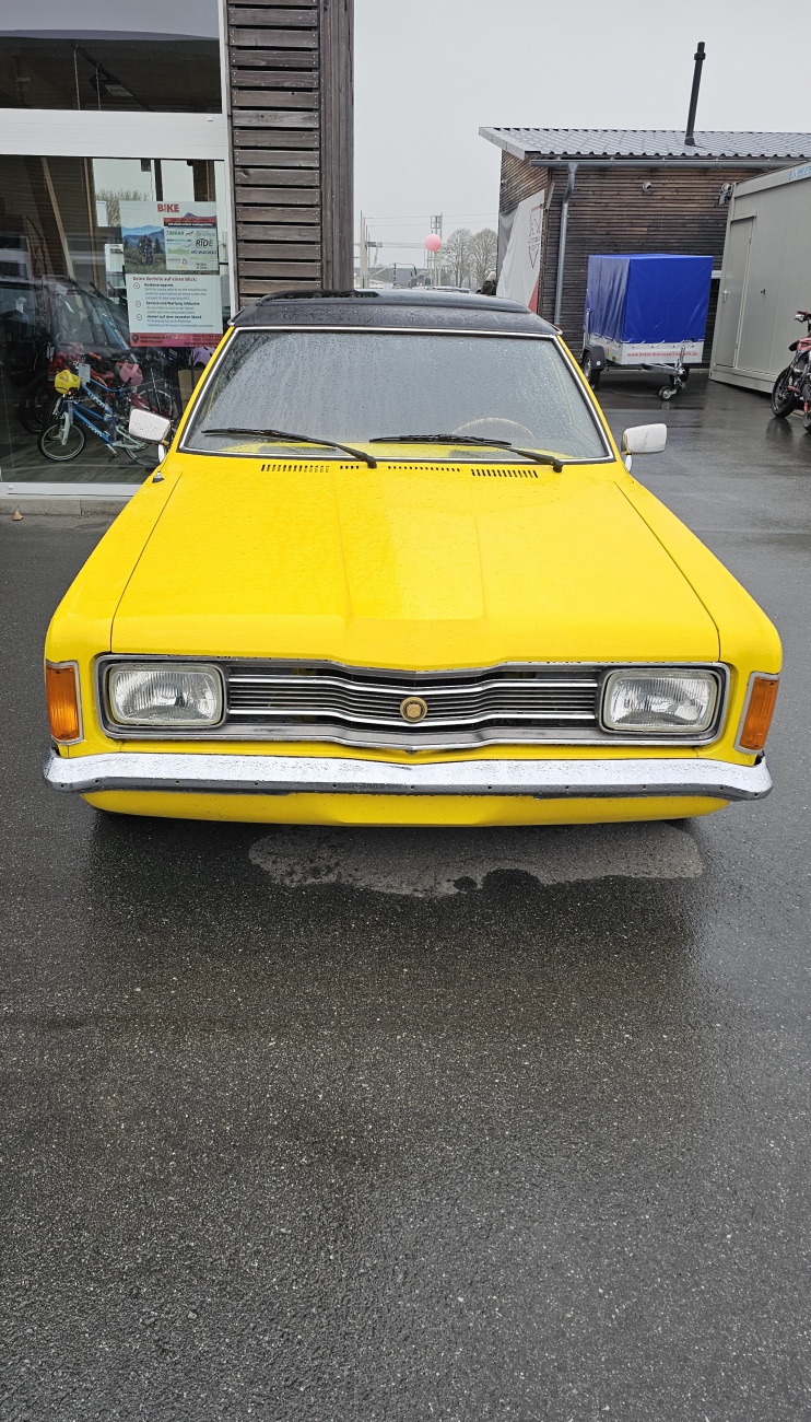 Ford Taunus Oldtimer, beim FAST and SERIOUS - Tuning Treffen in Mitterteich gesehen auf dem Gelände von Automobile Höcht 