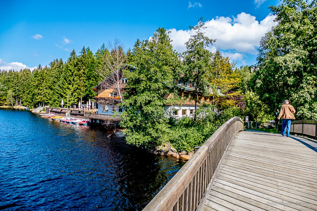 Foto: Martin Zehrer - Die Brücke zum Gasthaus am Fichtelsee ist Teil des Rundwanderweges um den Fichtelsee...  