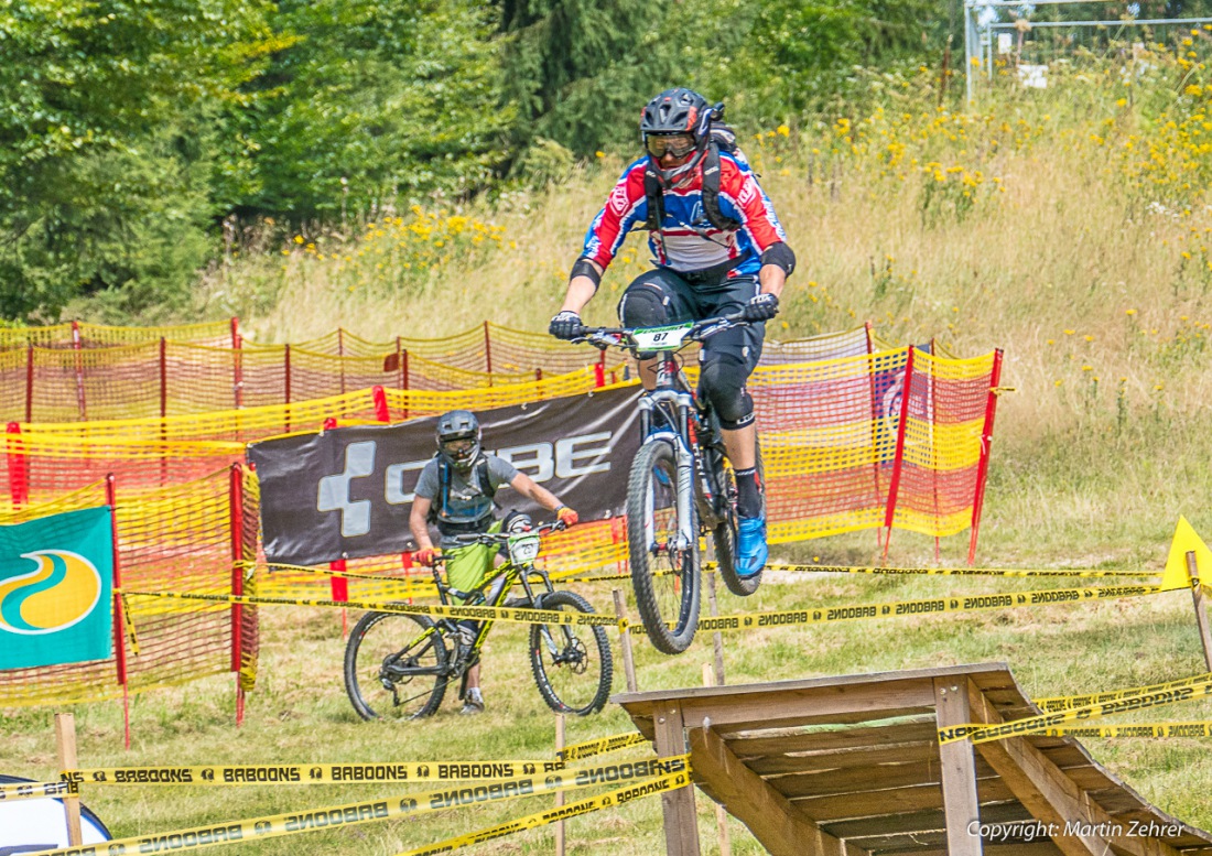 Foto: Martin Zehrer - Einfach mal abheben ;-)<br />
<br />
Enduro-Race am Ochsenkopf. 