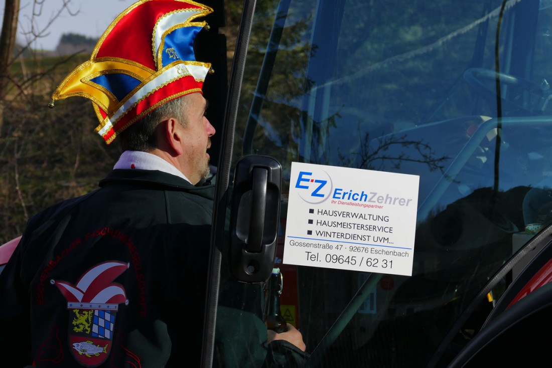 Foto: Martin Zehrer - Wer kennt den??? ;-) Hausmeisterservice auf dem Faschingszug!<br />
<br />
44. Faschingszug durch Waldeck am 7. Februar 2016!<br />
<br />
Tanzen, lachen und Gaudi machen ;-)<br />
<br />
Viele Gaudiw 