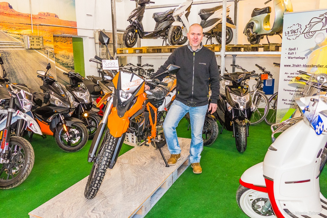 Foto: Martin Zehrer - Tobias zwischen modernen 125ern und seinen Vespas aus frühen Tagen. Gesehen bei Zweirad-Strunz in Wölsauerhammer bei Marktredwitz... 