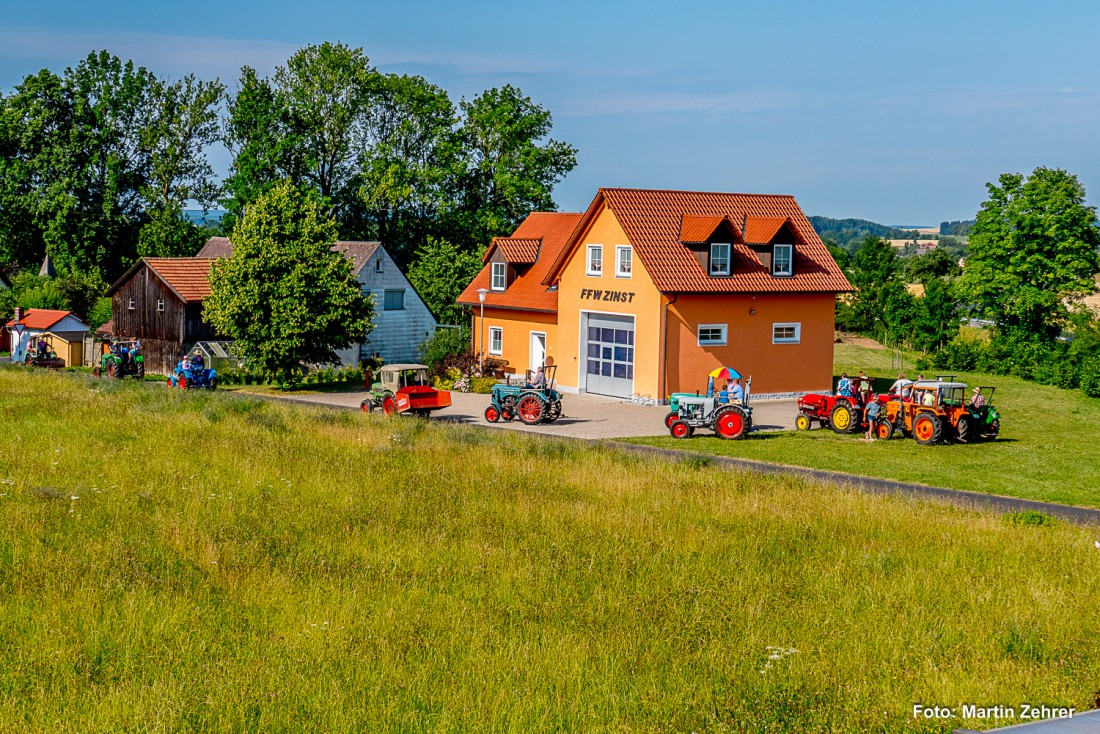 Foto: Martin Zehrer - Auf gehts zum Bulldogtreffen nach Oberwappenöst. Diese Schmuckstücke haben sich in Zinst am Feuerwehrhaus getroffen und ziehen nun los. 