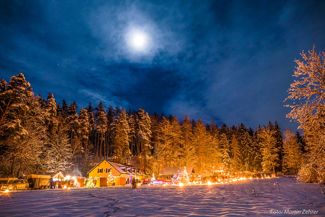 Foto: Martin Zehrer - Mitten im Wald... Die sagenhafte Rauhnacht bei der Glasschleif im Steinwald... Der Mond steht im Himmel, die Bäume weiß vom Schnee, hunderter von Feuerchen und später ein 