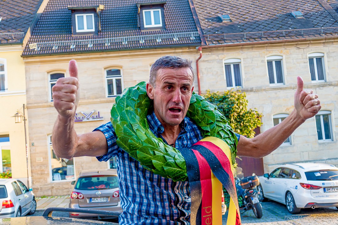 Foto: Martin Zehrer - So sehen Sieger aus. Eine Million Kilometer auf dem Tacho. Am 24. September 2015 schrieb Helmut Diesner mit seinem Opel Astra in Kemnath Geschichte... 