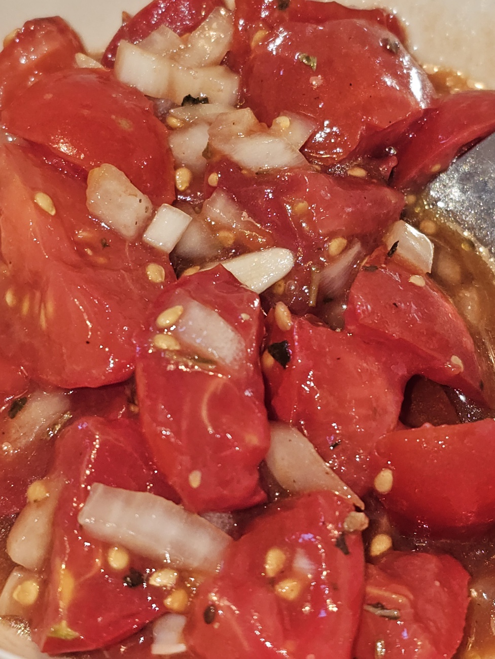 Leckerer Tomatensalat mit Tomaten aus eigenem Anbau auf dem Balkon.