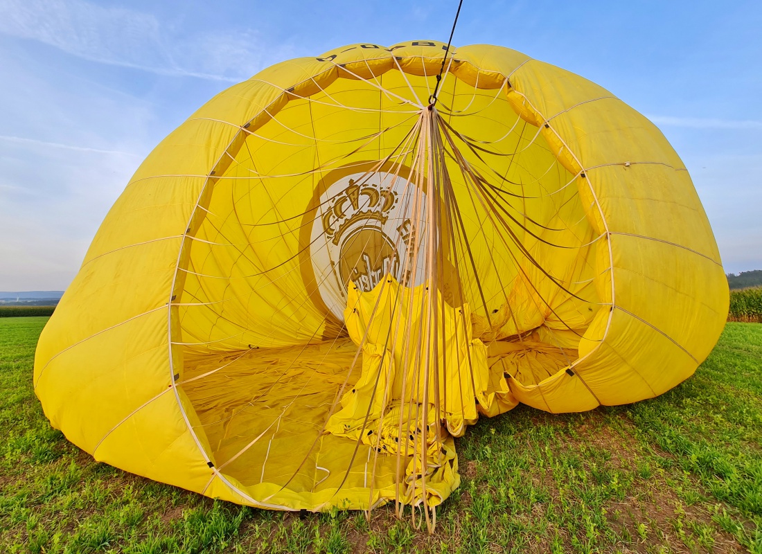 Foto: Jennifer Müller - Heute haben wir am Abendhimmel einen Heißluftballon erspäht. Als wir erkannten, dass er im Sinkflug ist, sind wir dem Ballon nachgefahren. Es entstanden die folgenden Sch 