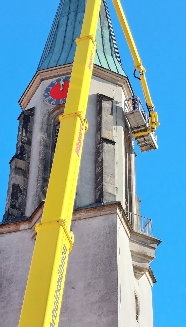 Foto: Martin Zehrer - Mit einem riesigen Kran wurden die frisch restaurierten Zifferblätter zur Montage hochgefahren.<br />
<br />
Mit einem großen Kran werden die frisch restaurierten, mit Blattgold ve 