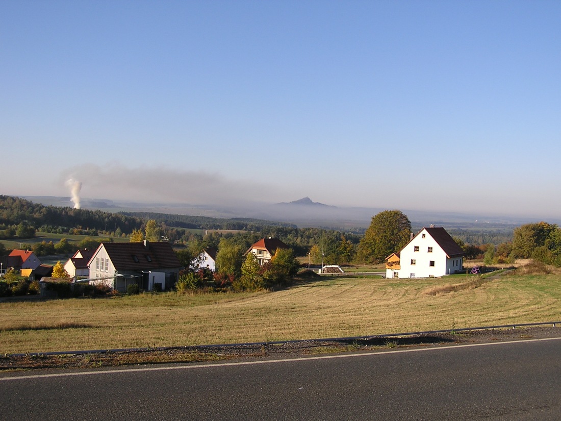 Foto: Martin Zehrer - Oktober 2003: Feuer in Köglitz - Schon von weiten war die Rauchsäule zu erkennen... im Hintergrund der Rauhe Kulm bei Neustadt am Kulm. Hier von Waldeck aus gesehen!<br />
<br />
B 