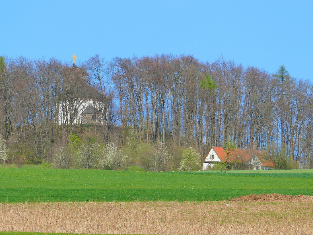 Foto: Martin Zehrer - Der Blick hoch zum Armesberg.  Ganz oben ist die runde Kirche zu erkennen. <br />
Ab Mai findet dort wieder der Gottesdienst statt. <br />
Ein herrlicher Ort, nah am Himmel dran.  