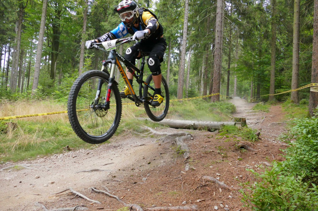 Foto: Martin Zehrer - Den Ochsenkopf hinunter rasen ;-)<br />
<br />
Heute ist Training und Startplatz-Rausfahren für morgen. Dieser Lauf zählt zur Enduro one Serie und wird auf der Downhillstrecke am O 