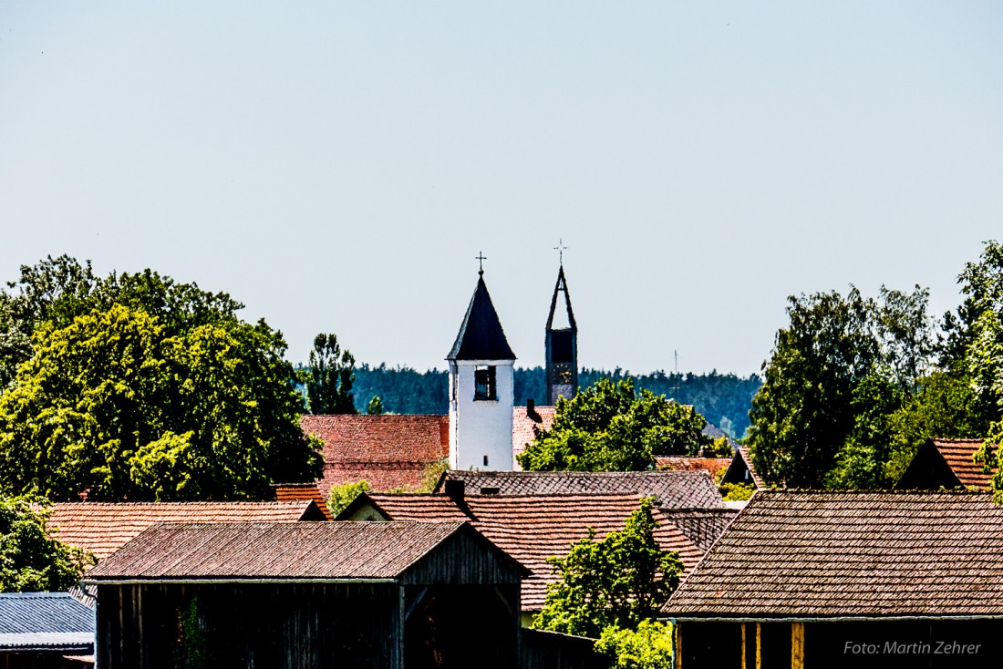 Foto: Martin Zehrer - Nein, das ist kein Italienisches Dorf in der Sommerhitze. Hier flirren zwei Speichersdorfer Kirchtürme in der aufgeheizten Sommerluft um die Wette. 