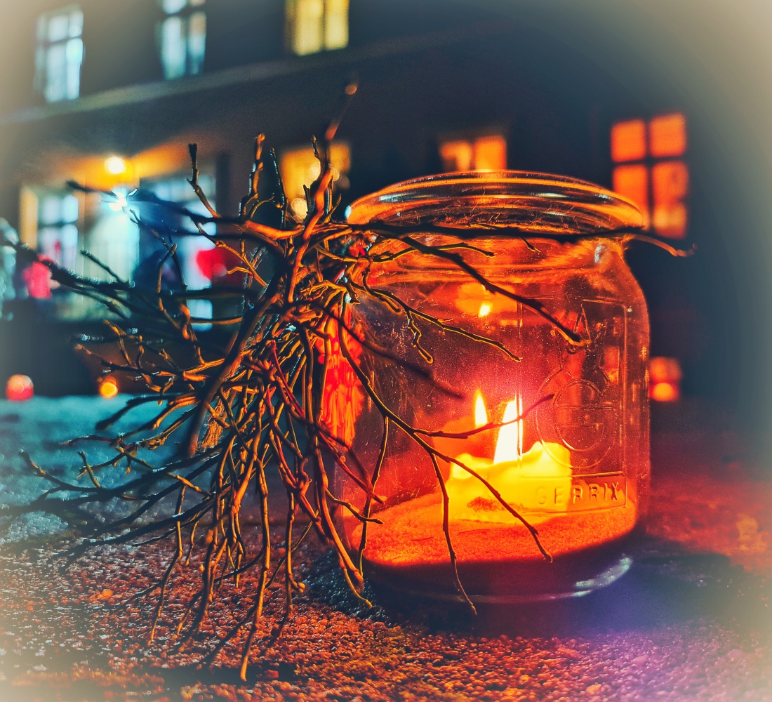 Foto: Jennifer Müller - Die Adventsfenster-Andacht im kemnather Pfarrheim-Garten. Für besinnliche Vorweihnachtsstimmung sorgte der Gospel-Chor Just For Joy. 