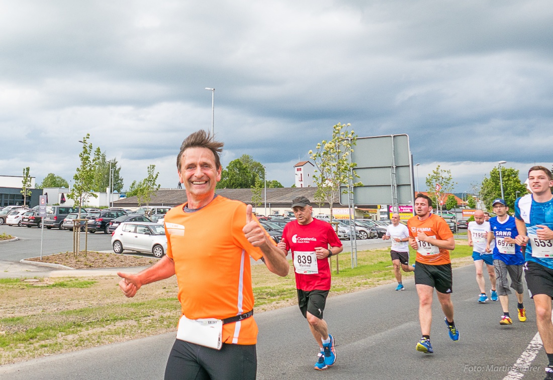 Foto: Martin Zehrer - Nofi-Lauf 2017: Start am Stadtplatz und Ziel beim Siemens... 5,9 Kilometer durch Kemnath und rund herum. Mehr als 8000 Teilnehmer fanden sich in Kemnath zusammen um die S 