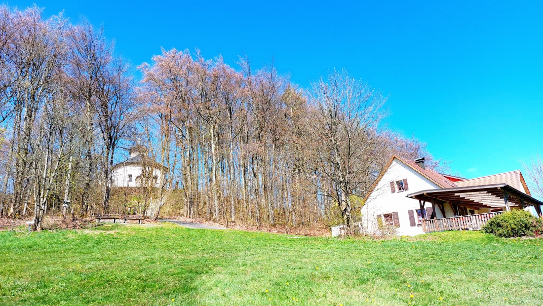 Foto: Martin Zehrer - Oben die Kirche, unten das ehemalige Mesnerhaus vom Armesberg. <br />
Mittlerweile wird im Mesnerhaus eine Gaststätte mit leckeren Gaumenfreuden im Angebot betrieben. 