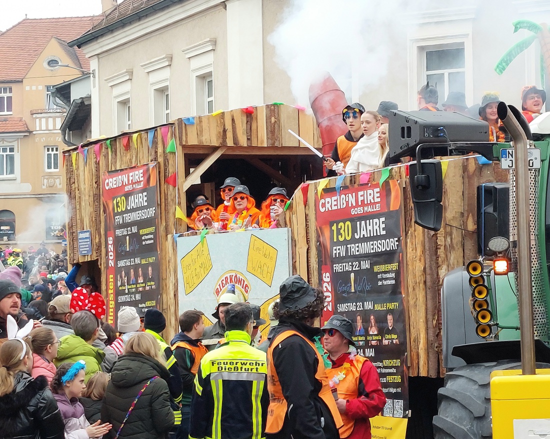 Das dürfte der lustige Faschingswagen der FFW Tremmersdorf sein...

Faschingszug Pressath 2026