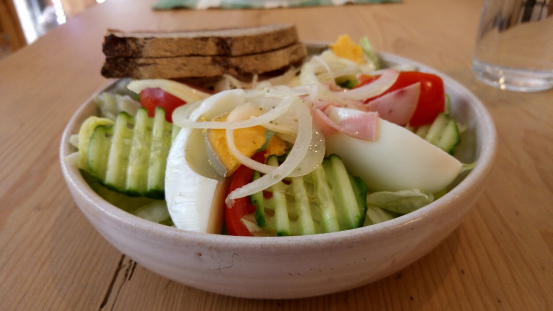 Foto: Martin Zehrer - Salat-Essen im Landgericht in Weiden... 