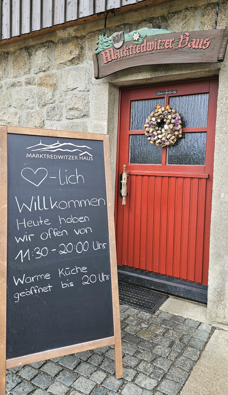 Das Marktredwitzer Haus bei Waldershof ist ein gemütliches Ausflugsziel im Fichtelgebirge. In rustikalem Ambiente werden regionale Speisen serviert, die Küche ist bis abends geöffnet. Besonders bei Wanderern ist das Haus wegen seiner herzlichen Atmosphäre und der idyllischen Lage beliebt.

Öffnungszeiten: Donnerstag und Freitag ab 17:00 Uhr, Samstag je nach Saison ab 11:30 bzw. 17:00 Uhr, sonn- und feiertags ab 11:30 Uhr, Montag bis Mittwoch geschlossen.

Stand 20. April 2026