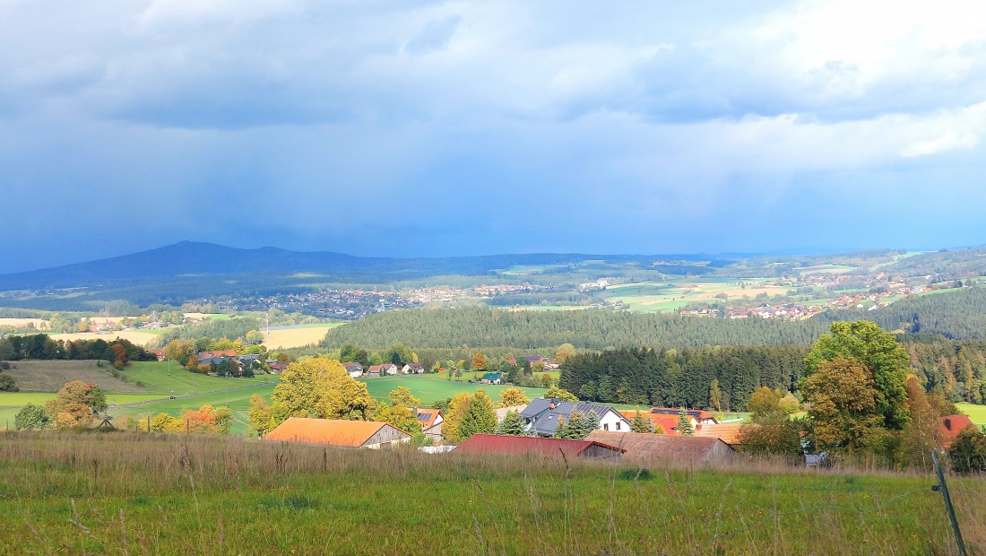 Foto: Martin Zehrer - Ausblick vom Armesberg, über Erdenweis, in Richtung Neusorg...<br />
<br />
Der Himmel war teilweise bewölkt, es ging frischer Wind, die Sonne schien trotzdem immerwieder und die T 