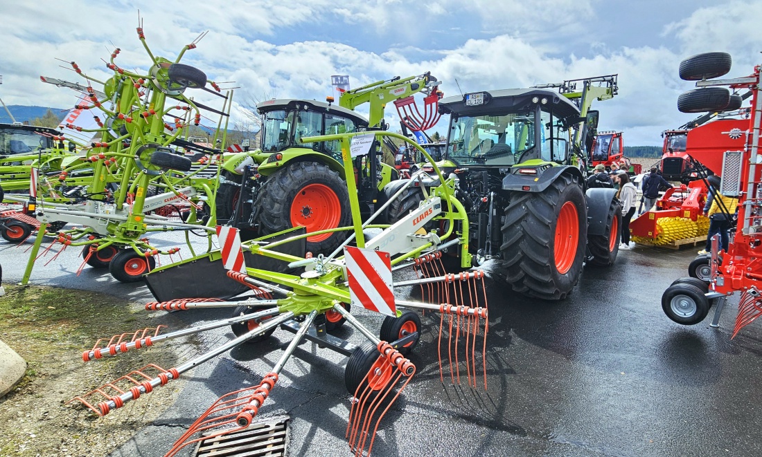 30 Jahre HOWA Land- und Forsttechnik

Am 18. und 19. April 2026 feierte HOWA Land- und Forsttechnik sein 30-jähriges Firmenjubiläum auf dem Firmengelände in Neusorg - und das mit großem Erfolg. Zahlreiche Kunden, Partner und Interessierte nutzten die Gelegenheit, um gemeinsam dieses besondere Ereignis zu feiern. Die Veranstaltung war an beiden Tagen sehr gut besucht, und besonders erfreulich war, dass auch viele Familien vor Ort waren und das Fest gemeinsam genossen.

Im Mittelpunkt stand die große Land- und Forstmaschinenausstellung mit namhaften Herstellern wie Fendt, Komatsu und weiteren. Ein besonderes Highlight waren die Live-Vorführungen der maschinellen Holzernte mit modernen Komatsu-Maschinen, darunter der Harvester 931 XC und der Forwarder 855, die eindrucksvoll ihr Können unter Beweis stellten.

Der Samstag bot neben der Ausstellung auch eine stimmungsvolle Abendveranstaltung mit Live-Musik. Bei der HOWA Party wurde bis in die Nacht hinein gefeiert und das Jubiläum gebührend gewürdigt.

Am Sonntag startete der Tag mit einem offiziellen Teil und Grußworten, gefolgt von einem zünftigen Weißwurstfrühstück mit Blasmusik. Für beste Unterhaltung sorgten am Nachmittag die Heusterz Musikanten. Während des gesamten Wochenendes wurde den Besuchern ein buntes Rahmenprogramm geboten - von Kinderattraktionen wie Hüpfburg und Kinderschminken bis hin zu kulinarischer Verpflegung und Getränken.

Das 30-jährige Jubiläum war ein voller Erfolg und ein gelungenes Fest für Jung und Alt.
