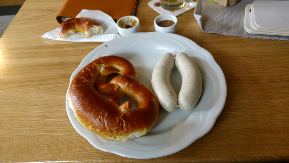 Foto: Martin Zehrer - Weiss-Wurst-Brotzeit im Waldhaus. Nach einer angenehmen Wanderung durch den Steinwald lässt es sich in dem Gasthaus gut essen. 